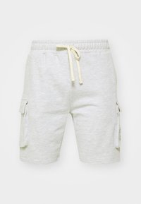 Vaaleanharmaat cargo-shortsit, jotka on valmistettu pehmeästä kankaasta. Omintakeisena piirteenä on nyöri vyötäröllä, kaksi sivutaskua ja kaksi läpällistä cargo-taskua.