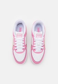 Hvite og rosa joggesko med en glatt læroverdel, perforert tå og hvite snøringer. Har en logo-lapp på tungen og sidelogoer.