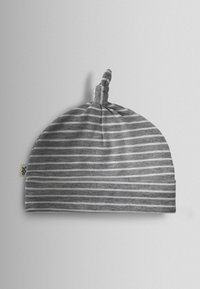 Szürke és fehér csíkos baba sapka csomós tetejével és kis textil címkével az oldalán, egyszerű fehér háttéren elhelyezve.