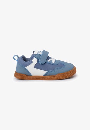Niebieski sneaker z białymi akcentami, oddychająca siateczka i materiały syntetyczne, rzep i sznurówki, gumowa podeszwa z teksturowanym uchwytem.