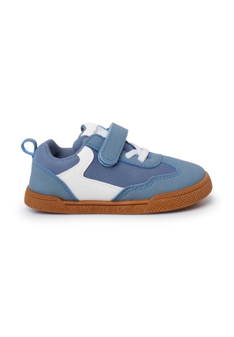 Sneaker blu con dettagli bianchi, in mesh traspirante e materiali sintetici, con strappo in velcro e lacci, suola in gomma con grip testurizzato.