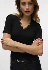 Vero Moda Potiskana majica - black