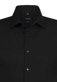 Camicia nera su misura con colletto strutturato, chiusura a bottoni e una trama di tessuto liscia. Presenta un'etichetta interna con informazioni sulla taglia.