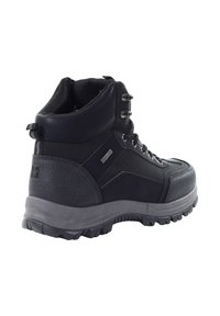 Czarne wodoodporne buty trekkingowe z teksturowaną cholewką, okrągłym noskiem, metalowymi oczkami i wytrzymałą szaro-skalistą podeszwą. Wysoki krój kostki dla wsparcia.