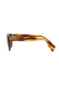 Occhiali da sole Ray-Ban con montatura in plastica a tartaruga marrone, forma rettangolare, lenti scure e dettaglio del logo sulla tempia.
