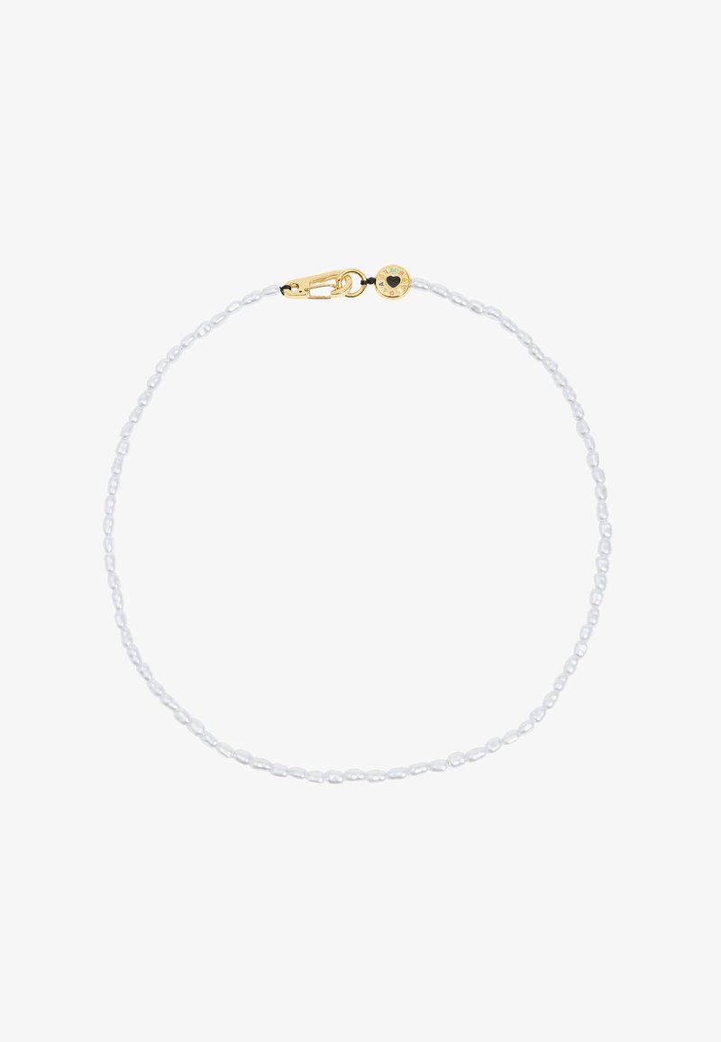 Witte parel armband met een gouden sluiting. Bevat kleine ovale parels die aan elkaar zijn verbonden, verfraaid met een ronde hanger met kleurrijke details.