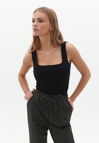OXXO MIT ECKIGEM AUSSCHNITT - Top - black