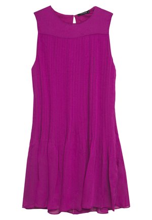 Fuchsiaroze mouwloze jurk met een ronde hals, geplooide stof, een vloeiende rok en een keyhole-detail aan de achterkant.