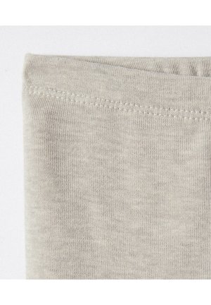 Tessuto di cotone grigio chiaro con una texture liscia, caratterizzato da un bordo ripiegato e cuciture sottili. Senza motivi né dettagli hardware visibili.