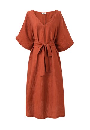 Roestkleurige jurk met een V-hals, korte brede mouwen en een ceintuur in de taille. Textuurstof met verticale lijnen. Midi-lengte ontwerp.