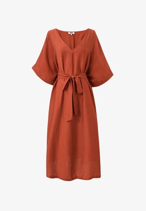 Roestkleurige jurk met een V-hals, korte brede mouwen en een ceintuur in de taille. Textuurstof met verticale lijnen. Midi-lengte ontwerp.