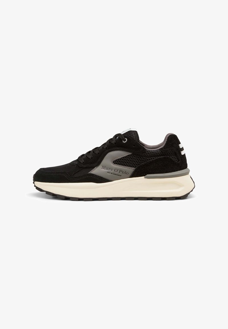 Černé sportovní tenisky z kombinace síťoviny a semiše, s robustní bílou podrážkou a šedými akcenty. Zahrnuje značku Marc O'Polo.