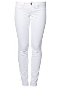 Jean skinny en denim blanc avec une texture lisse, design à cinq poches, coutures discrètes et un seul bouton marron à la taille.