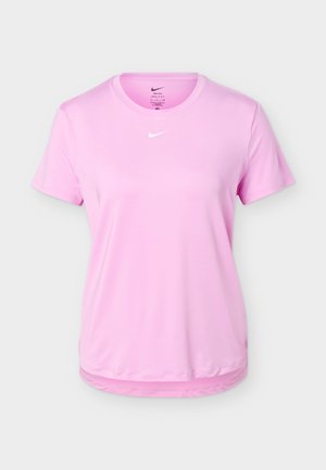 Jasnoróżowa sportowa koszulka Nike Dri-FIT z krótkim rękawem, okrągłym dekoltem i białym logo Nike swoosh na środku klatki piersiowej.