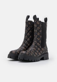 Gequiltte zwarte enkellaarzen met bruine patroonaccenten, elastische zijpanelen en stevige rubberen zolen, voorzien van trekflappen voor eenvoudig aan- en uittrekken.