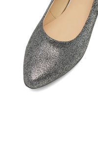 Terava ninaga madalad kingad metallmustast ja -hõbedasest kangast, millel on peen säde, sile sisekate ja peened õmblused.