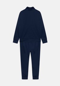 Marinblå träningsoverall som består av en zip-up jacka med hög krage och matchande byxor med elastisk midja, båda tillverkade av mjukt material.