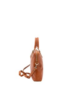 Borsa a tracolla in pelle marrone con chiusura a zip, doppi manici e tracolla regolabile. Presenta una texture liscia e accenti in metallo dorato.