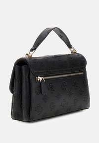 Borsa a mano in pelle nera con motivi geometrici impressi, hardware dorato, manico superiore e compartimento con zip. Presenta una forma strutturata.