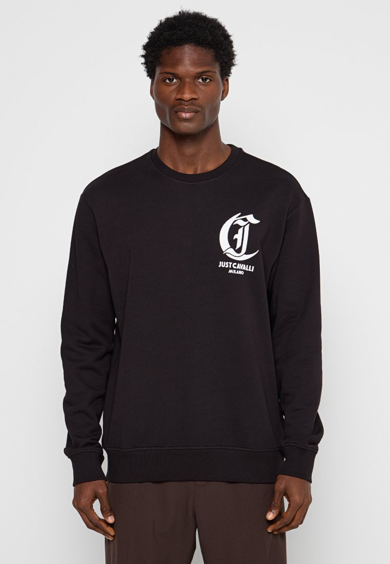 Czarny sweatshirt z okrągłym dekoltem, długimi rękawami, ściągaczami przy mankietach i u dołu. Posiada białe logo nadrukowane na klatce piersiowej. Miękka teksturowana tkanina.