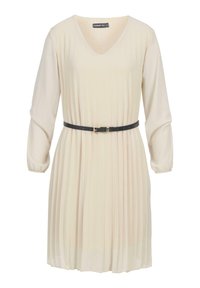 Robe de couleur crème avec un décolleté en V, des manches longues, un tissu plissé et une ceinture noire cintrant la taille. Texture lisse et longueur genou.