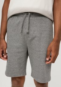 Grijze katoenen shorts in een mix met een elastische tailleband, verstelbaar trekkoord en zijzakken, met een gladde textuur en een knielengte ontwerp.