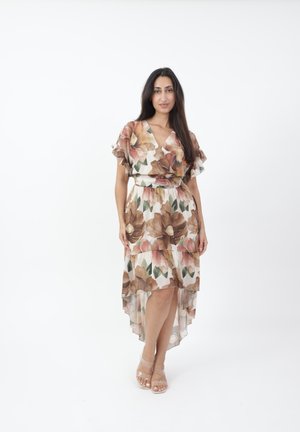 Blumendruckkleid mit kurzen Rüschensäumen, V-Ausschnitt, tailliertem Bund und asymmetrischem Saum. Farbtöne von Braun, Rosa und Grün auf einem hellen Hintergrund.
