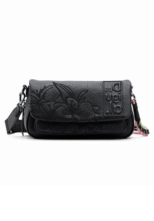 Schwarze Leder-Umhängetasche mit geprägtem floralen Design, abnehmbarem Trageriemen, Metallbeschlägen und bunten Akzentdetails. Kompakte und rechteckige Form.