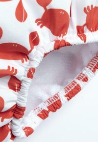 Costume da bagno rosso e bianco con motivo aragosta, dotato di bordi elastici arricciati e una morbida fodera interna.