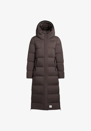 Lange bruine pufferjas met een hoge kraag en een trekkoordcapuchon. Het heeft twee ritssluitingen aan de zijkanten en een rechte snit met gestikte delen.