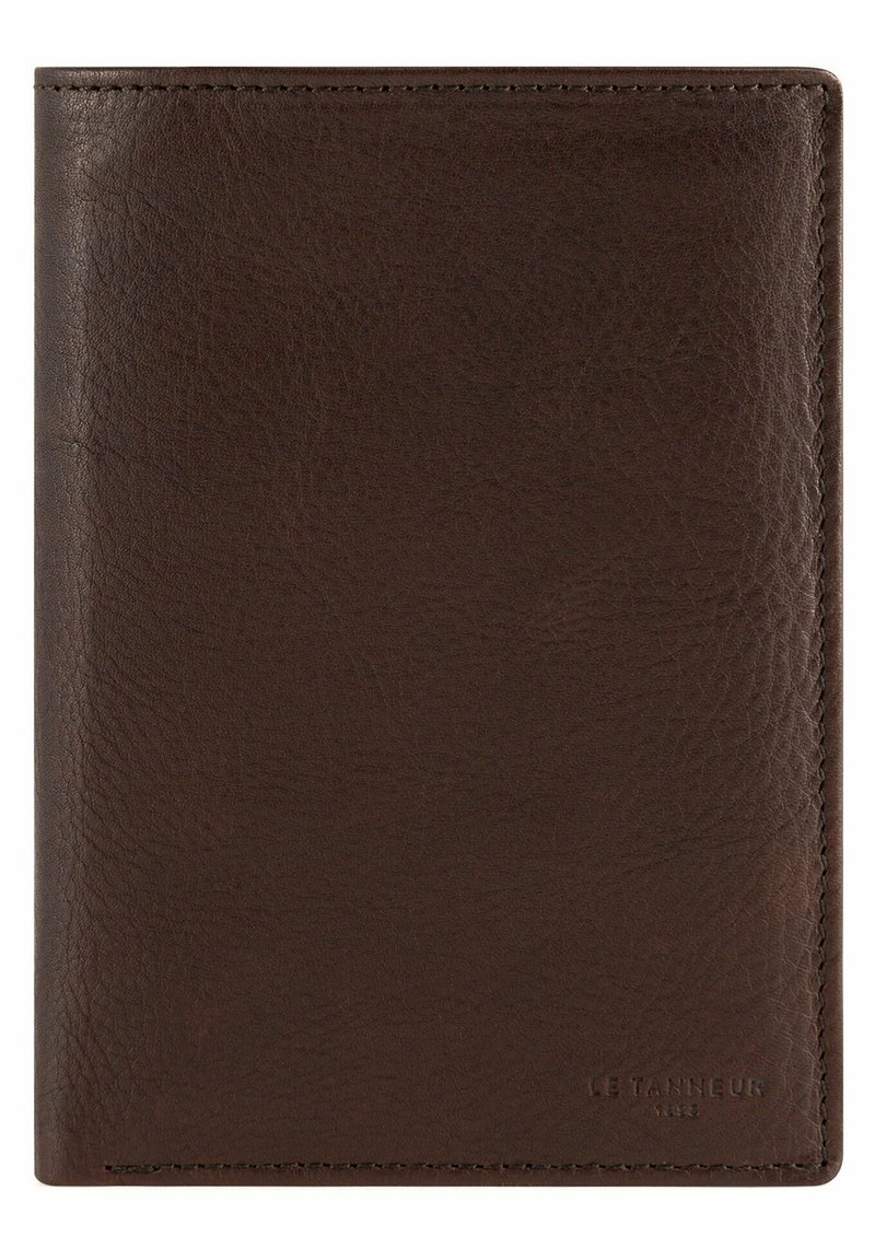 Portafoglio in pelle marrone con una texture liscia, design bi-fold e cuciture sottili. Presenta il logo del marchio impresso nell'angolo in basso a destra.