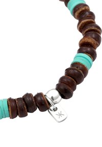 Halsband av trä och turkosa pärlor med mörkbruna cylindriska träpärlor, mellanliggande turkosa detaljer och silverhardware.