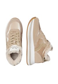 Scarpe sportive beige con parte superiore in suede e lucido, fodera testurizzata, punta rotonda e suola in gomma; gli accenti includono un motivo leopardato e una striscia bianca.