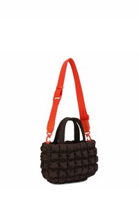 Bolso marrón acolchado con superficie texturizada, complementado con una vibrante correa naranja ajustable y dos asas cortas.
