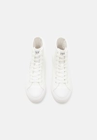 Hvide høje sneakers med en glat læderoverdel, gummitåkapper og flade snørebånd. Har branding på tungen og siden.
