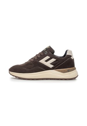 Baskets en daim marron foncé avec des accents beiges, fermeture à lacets devant, semelle beige épaisse et partie talon marron texturée.