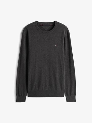 Szürke, puha anyagból készült kötött pulóver, kerek nyakkivágással, hosszú ujjakkal és egy kis logóval a bal mellen.