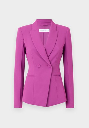 Fuchsia blazer met een getailleerd ontwerp, enkelvoudige knoopsluiting, scherpe revers en twee voorkeurszakken. Gemaakt van een gladde, gestructureerde stof.