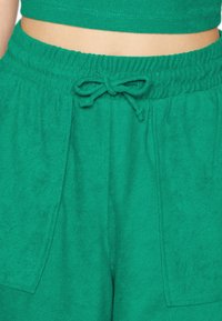 ONLY ONLTARA SHORTS/TUBE SET  - Top - pepper green
