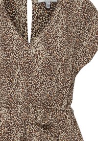 Abito leopardato con profondo scollo a V, maniche corte e vita con lacci. Il tessuto beige presenta macchie marroni e arancioni, creando un aspetto tridimensionale.