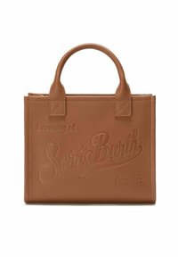 Una borsa a tracolla in pelle marrone presenta lettering impresso. Ha una forma strutturata con doppio manico, evidenziando una superficie testurizzata e un design minimalista.