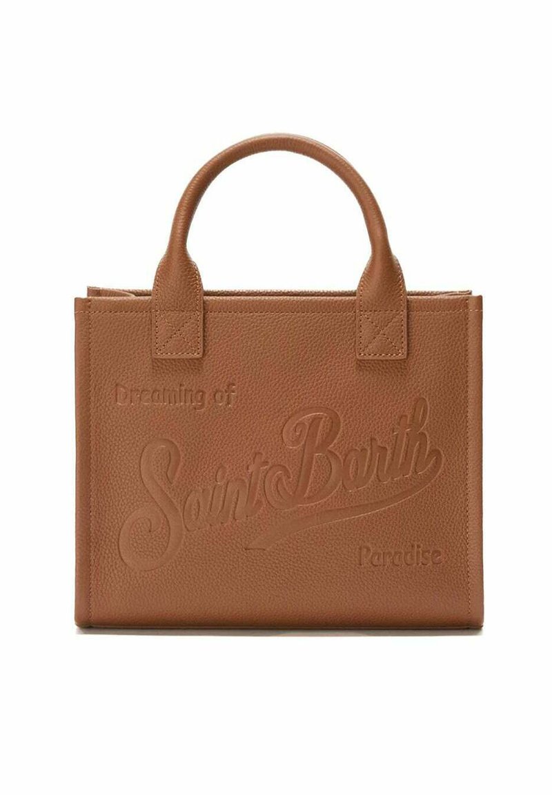 Una borsa a tracolla in pelle marrone presenta lettering impresso. Ha una forma strutturata con doppio manico, evidenziando una superficie testurizzata e un design minimalista.