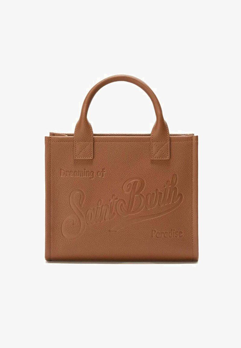 Una borsa a tracolla in pelle marrone presenta lettering impresso. Ha una forma strutturata con doppio manico, evidenziando una superficie testurizzata e un design minimalista.