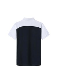 Polo de manga corta con un collar blanco y sección superior, con una sección inferior sólida de color azul marino y un dobladillo recto.