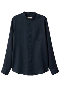 Camicia a maniche lunghe di colore blu scuro realizzata in tessuto leggero, con colletto alla cinese, chiusura con bottoni frontale e una tasca sul petto.