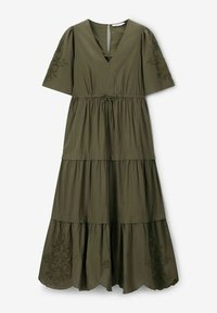 Robe maxi tiered vert olive avec un décolleté en V, des manches courtes, une taille à nouer et une broderie florale sur l'ourlet inférieur. Texture de tissu douce.