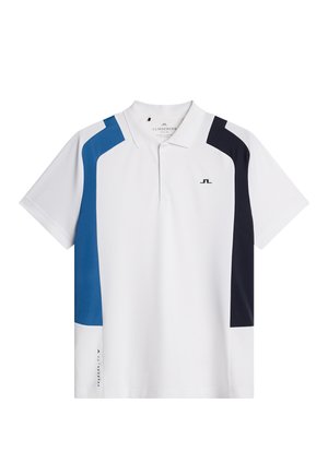 Witte polo shirt met blauwe en marinekleurige kleurblokken, een kraag en een logo op de borst, gemaakt van een gestructureerde stof.