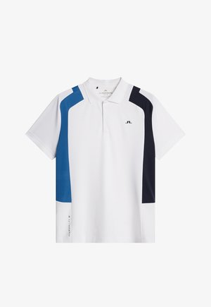 Witte polo shirt met blauwe en marinekleurige kleurblokken, een kraag en een logo op de borst, gemaakt van een gestructureerde stof.