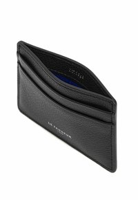 Portafoglio in pelle nera con multiple fessure, superficie texturizzata e rivestimento interno blu. Presenta un branding sottile sul davanti.