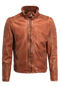 Giubbotto in pelle marrone con colletto alto, chiusura frontale con zip e due tasche laterali. Presenta una sottile texture e dettagli di cuciture sulle maniche.